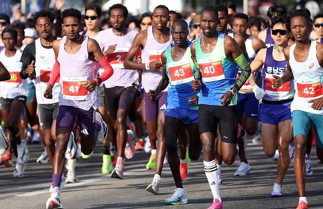 22일 대구 수성구 대구스타디움 일대에서 열린 '2026 대구마라톤'에서 엘리트 선수들이 출발 하고 있다. 이번 대회에는 엘리트 선수들을 포함해 4만여명이 함께했다. /연합뉴스