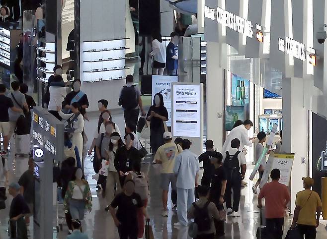 인천국제공항 면세구역 내 여행객 등이 지나고 있다. /뉴스1