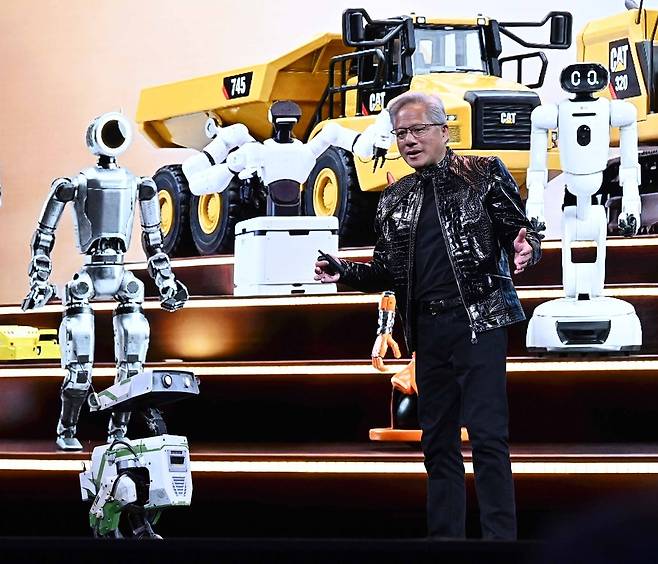 젠슨 황 엔비디아 최고경영자(CEO)가 올해 1월 열린 ‘CES 2026’에서 연설하고 있다. 황 CEO 오른쪽에 ‘LG 클로이드’가 보인다./연합뉴스