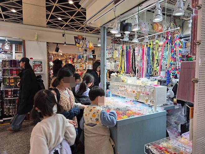 동대문 종합상가에서 악세서리 비즈를 구경하는 아이들의 모습. ⓒ데일리안 남가희 기자