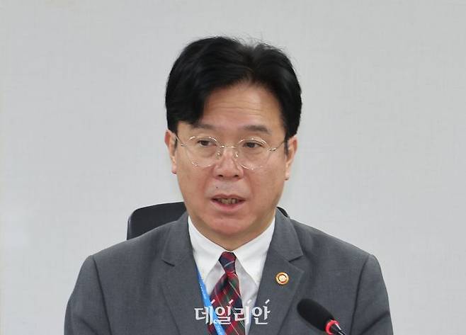 김영훈 고용노동부 장관이 지난 23일 오전 서울 여의도 국회 의원회관에서 열린 국회 기후에너지환경노동위원회 더불어민주당 위원-고용노동부 당정협의회에서 발언을 하고 있다. ⓒ뉴시스