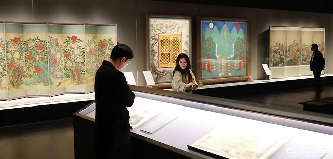 서울 용산구 국립중앙박물관 내 새 단장을 마친 서화실 모습. 국가지정유산 보물 10건을 포함한 옛 글씨와 그림 70건이 전시됐다. 
신원건 기자 
laputa@donga.com