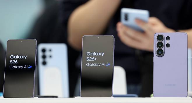 삼성전자가 인공지능(AI) 기능을 대폭 강화한 ‘갤럭시 S26’ 시리즈가 공개된 26일 서울 서초구 삼성 강남에 ‘갤S26 시리즈’가 진열돼 있다. S26 시리즈는 갤럭시 S26 울트라, 갤럭시 S26플러스, 갤럭시 S26까지 총 3개 모델로 3월11일부터 한국, 미국, 영국, 인도, 베트남 등 전 세계 120여개 국가에 순차적으로 출시한다. 국내 사전 판매는 2월27일부터 3월5일까지 7일간 진행된다. 서울=뉴시스