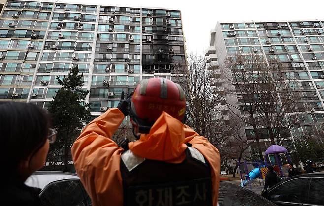 24일 서울 대치동 은마아파트 화재현장에서 소방재난본부 화재조사대원이 현장을 살펴보고 있다. 2026.02.24. 서울=뉴시스