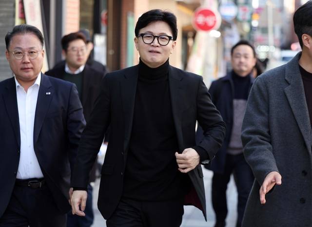 2월 25일 오후 대구 중구 교동을 찾은 한동훈 전 국민의힘 당대표가 거리를 살펴보고 있다.[연합뉴스 사진]