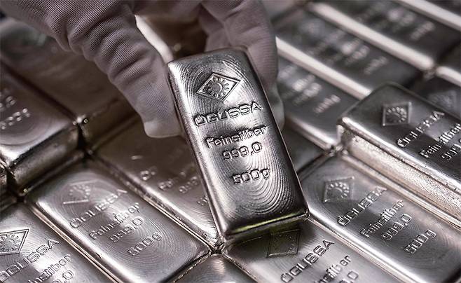 오스트리아 빈 소재 오스트리아 금은 정제소에 500g 무게의 은괴가 전시되어 있다. / 연합뉴스