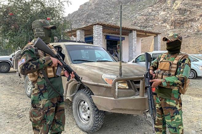 27일(현지시간) 아프가니스탄 난가르하르주의 국경 지역에 탈리반 보안군이 경비를 서고 있다.AFP연합뉴스