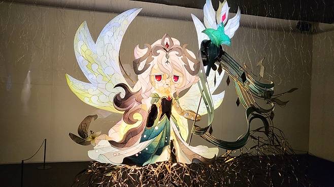 어울리는 게임 캐릭터를 기반으로, 빛과 한지를 활용하여 제작한 전통 등 작품이 아름답게 반짝이고 있다.