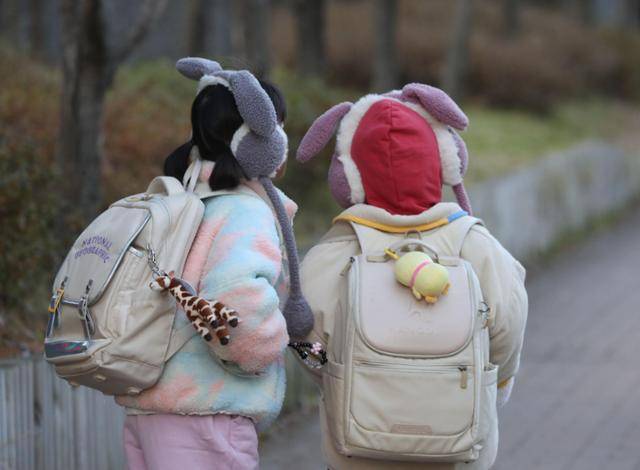 경기 화성시의 한 초등학교 앞에서 아이들이 두꺼운 외투를 입고 등교하고 있다. 뉴스1