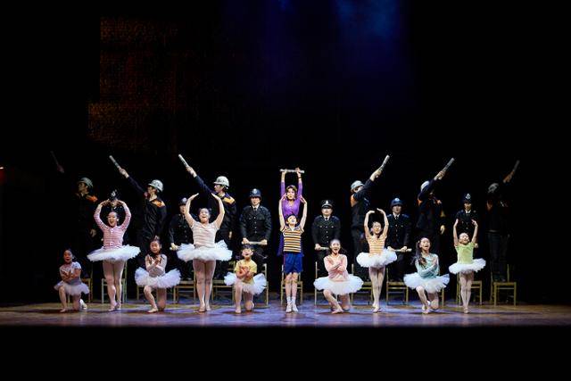 뮤지컬 '빌리 엘리어트' 2021년 공연에서 '하나가 되어'에 맞춰 경찰과 광부, 빌리와 발레 수강생들이 함께 무대를 꾸미고 있다. 신시컴퍼니 제공