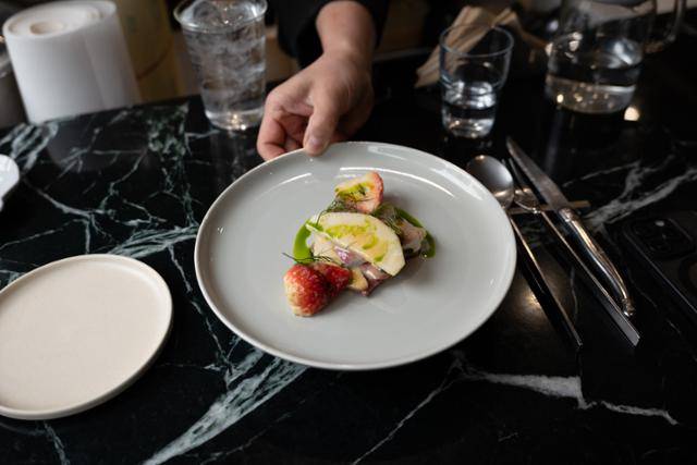 신창현 셰프가 숙성 방어와 나주배 요리를 선보이고 있다. 장준우 제공