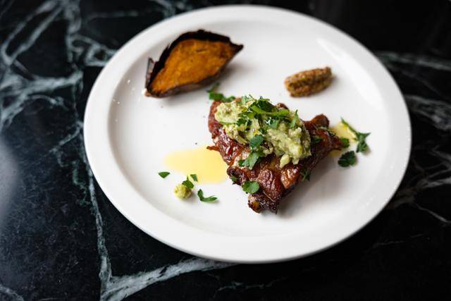 요수정의 '거북바위'. 아보카도를 곁들인 등갈비구이 요리로, 신창현 셰프의 고향인 경남 거창군 요수정 정자에 있는 거북바위 모양에서 메뉴 이름을 따왔다. 장준우 제공