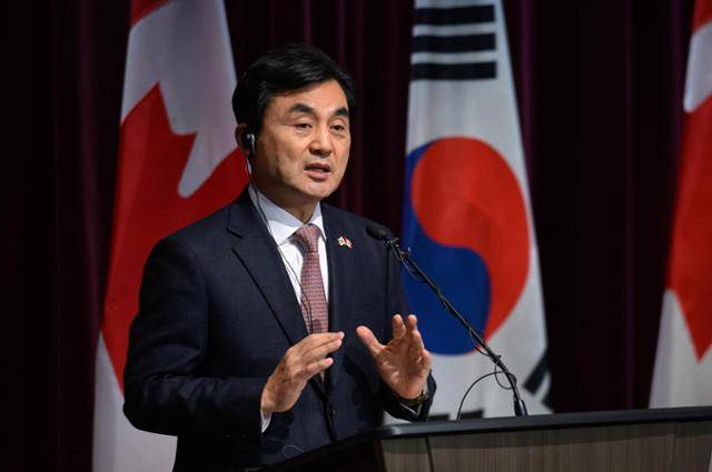 안규백 국방부 장관이 25일 캐나다 오타와에서 열린 제2차 한-캐나다 외교·국방(2+2) 장관회의 계기 공동기자회견에서 발언하고 있다. 국방부 제공