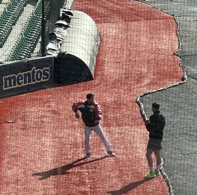 정우영이 비시즌 잠실구장에서 김광삼 코치의 지도 아래 훈련하고 있다. 잠실=이형석 기자&nbsp;