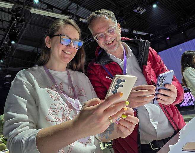 <yonhap photo-3373="">미국 샌프란시스코에서 열린 '갤럭시 언팩 2026' 현장 체험존에서 관람객들이 제품을 체험하고 있다. 연합뉴스</yonhap>