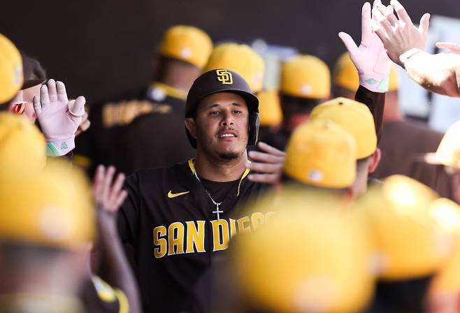 <yonhap photo-2243=""> 27일(한국시간) 미국 애리조나주 굿이어 볼파크에서 열린 신시내티 레즈와의 시범경기에 만루홈런을 때려낸 매니 마차도. [AFP=연합뉴스]</yonhap>