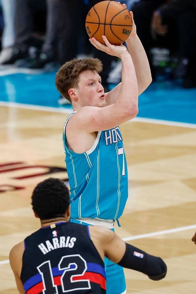 <yonhap photo-2871=""> Charlotte Hornets guard Kon Knueppel, top, looks to shoot against Detroit Pistons forward Tobias Harris (12) during the second half of an NBA basketball game in Charlotte, N.C., Monday, Feb. 9, 2026. (AP Photo/Nell Redmond)/2026-02-10 12:20:28/ <저작권자 ⓒ 1980~2026 ㈜연합뉴스. 무단 전재 재배포 금지, AI 학습 및 활용 금지></yonhap>