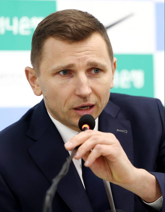 <yonhap photo-4229="">남자 농구 대표팀 니콜라이스 마줄스 감독이 4일 서울 송파구 올림픽회관에서 남자 농구 국가대표 명단 발표를 하고 있다. 2026.2.4 [연합뉴스]</yonhap>