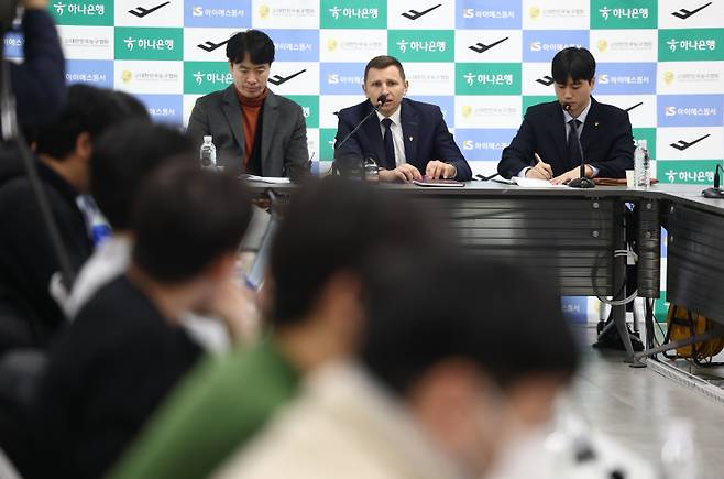 <yonhap photo-4217="">농구 대표팀 니콜라이스 마줄스 감독이 4일 서울 올림픽회관에서 남자 농구 국가대표 명단 발표를 하고 있다. 2026.2.4 [연합뉴스]</yonhap>