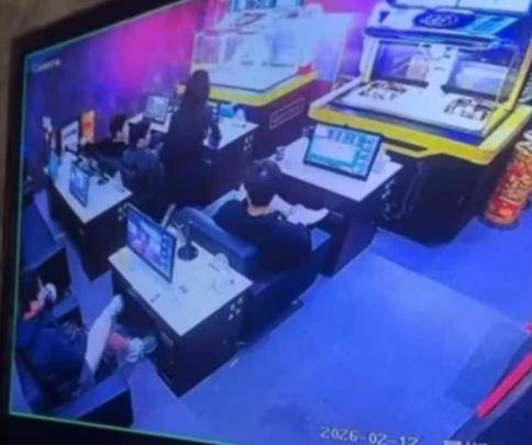 13일 온라인 커뮤니티에 공개된 대만 CCTV 영상 중 일부. 온라인 커뮤니티 캡처