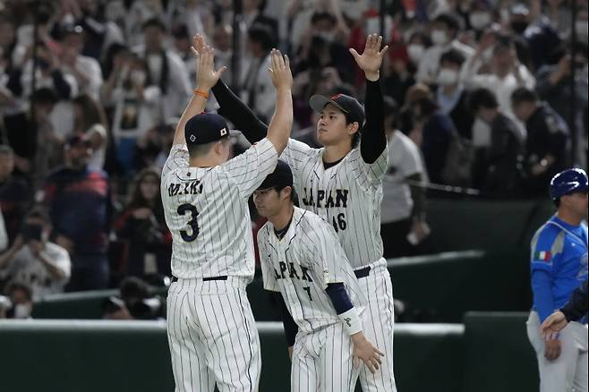 <yonhap photo-6010=""> Shohei Ohtani of Japan celebrates with Shugo Maki of Japan and Takumu Nakano of Japan after defeating Italy in the quarterfinal game between Italy and Japan at the World Baseball Classic (WBC) at Tokyo Dome in Tokyo, Japan, Thursday, March 16, 2023. (AP Photo/Eugene Hoshiko)/2023-03-16 22:58:46/ <저작권자 ⓒ 1980~2023 ㈜연합뉴스. 무단 전재 재배포 금지.></yonhap>