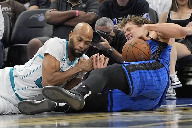 <yonhap photo-2316=""> Charlotte Hornets forward Taj Gibson, left, and Orlando Magic center Moritz Wagner battle for a loose ball during the second half of an Emirates NBA Cup basketball game, Tuesday, Nov. 12, 2024, in Orlando, Fla. (AP Photo/John Raoux)/2024-11-13 11:41:13/ <저작권자 ⓒ 1980~2024 ㈜연합뉴스. 무단 전재 재배포 금지, AI 학습 및 활용 금지></yonhap>