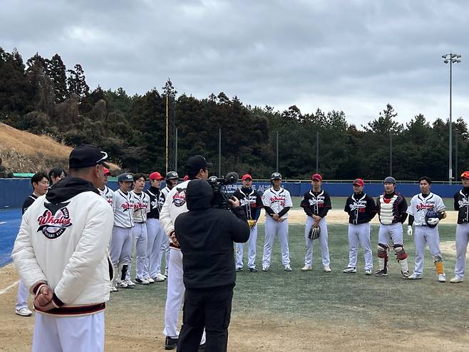 26일 자체 청백전을 마친 뒤 선수단 미팅을 진행하는 장원진 감독. 울산 웨일즈 제공