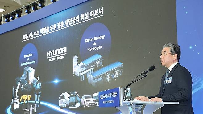 장재훈 현대차그룹 부회장이 27일 전북 군산새만금컨벤션센터에서 이재명 대통령이 참석한 가운데 열린 새만금 로봇·수소·AI 시티 투자협약식에서 새만금 미래 전략사업 투자계획을 발표하고 있다. 2026.2.27