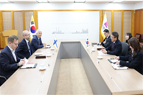 부산광역시 관계자들과 주한핀란드대사가 만나 부산과 핀란드 간 협력 확대 방안에 대해 논의하고 있다. [사진=부산광역시]
