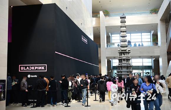 27일 서울 용산구 국립중앙박물관에서 진행된 '국중박 X 블랙핑크' 프로젝트를 관람객들이 둘러보고 있다. [사진=정소희 기자]