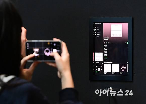 27일 서울 용산구 국립중앙박물관에서 진행된 '국중박 X 블랙핑크' 프로젝트를 관람객들이 둘러보고 있다. 블랙핑크 미니 3집 전곡 음원 리스닝 세션을 즐기는 관람객. [사진=정소희 기자]