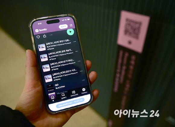 27일 서울 용산구 국립중앙박물관에서 진행된 '국중박 X 블랙핑크' 프로젝트를 관람객들이 둘러보고 있다. 블랙핑크 멤버들은 대표 유물 8종에 대한 오디오 도슨트에 참여했다. [사진=정소희 기자]