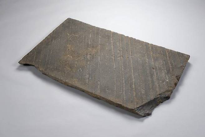 이규보의 묘지명. 1241년 9월 이규보가 세상을 떠난 뒤 11월에 이수(李需)가 썼다. 가로·세로 106.5x66.4㎝, 두께 4㎝. [사진 국립중앙박물관]