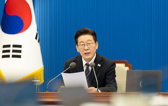 이재명 대통령이 26일 청와대 여민관에서 열린 수석보좌관 회의에서 모두발언을 하고 있다. 사진 청와대