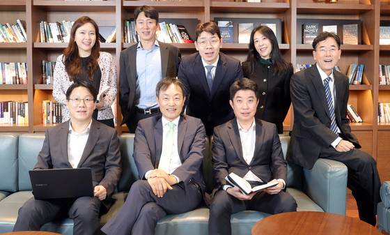 신진호 마이다스에셋 대표(아랫줄 가운데)는 “수익률로 칭찬·비난하지 않는 문화”를 강조했다. 강정현 기자