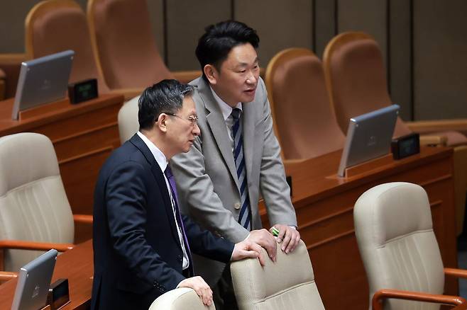 곽상언 민주당 의원(오른쪽)이 정성호 법무부 장관가 지난 25일 국회에서 열린 2월 임시국회 본회의에서 대화하고 있는 모습. 연합뉴스