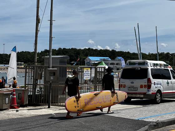 지난해 8월 제주시 이호해수욕장에서 열린 제주해양레저스포츠페스티벌 현장의 응급 인원들이 구조 장비를 옮기고 있다. 최충일 기자