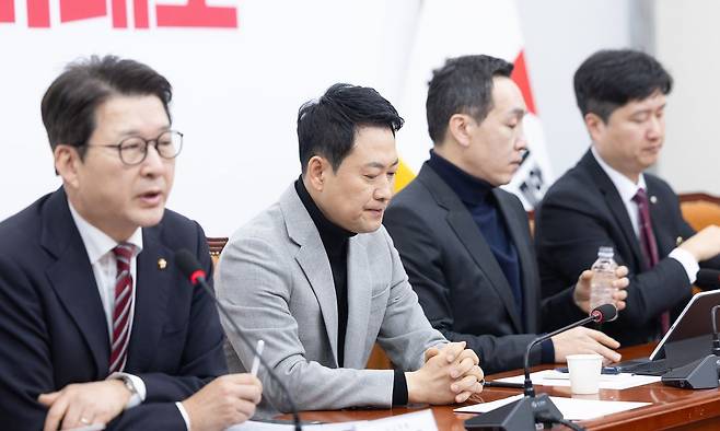 장동혁 국민의힘 대표가 26일 서울 여의도 국회에서 열린 최고위원회의에서 생각에 잠겨있다. 뉴스1