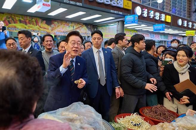 이재명?대통령이 27일 전주 신중앙시장을 방문해 시민들과 대화를 나누고 있다. 사진 청와대