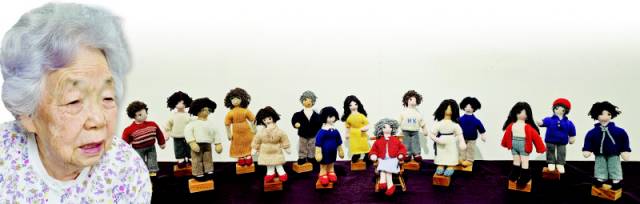 ▲ 정을섭 뜨개작가와 정을섭 작가의 뜨개인형들