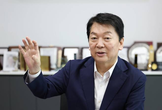안철수 국민의힘 당대표가 1일 서울 여의도동 국회의원회관 의원실에서 본지와 인터뷰하고 있다. 25.8.1 /이솔 기자