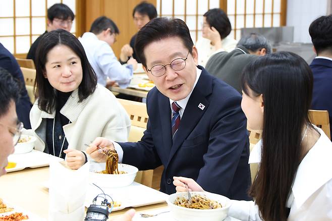 이재명 대통령이 26일 서울 청와대 춘추관 구내식당에서 기자들과 식사를 하며 대화를 나누고 있다. 청와대사진기자단