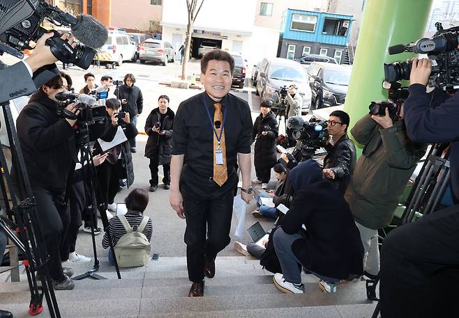 극우 성향 유튜버 전한길씨가 27일 서울 동작구 동작경찰서 내 서울경찰청 형사기동대에 소환돼 피의자 신분으로 조사를 받기 위해 들어가고 있다. 연합뉴스