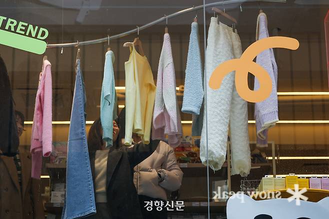 큰일교차를 보인 27일 서울 명동을 찾은 시민들이 봄 옷이 걸린 가게에서 옷을 고르고 있다. 2026.2.27 이준헌 기자