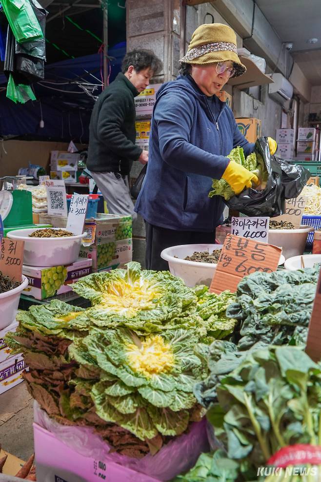 27일 오전 서울 마포구 망원시장 채소가게에서 상인이 봄동을 판매하고 있다.