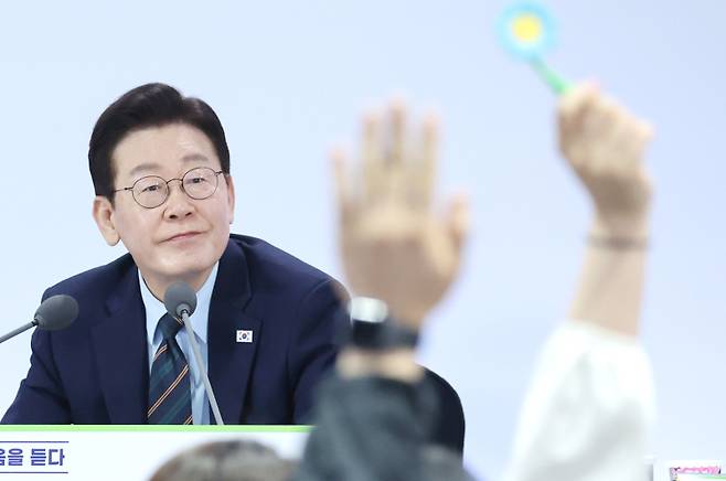 이재명 대통령이 27일 전북 전주시 전북대학교에서 열린 '전북의 마음을 듣다' 타운홀미팅 간담회에서 참석자들의 발언권 요청을 받고 있다. 연합뉴스