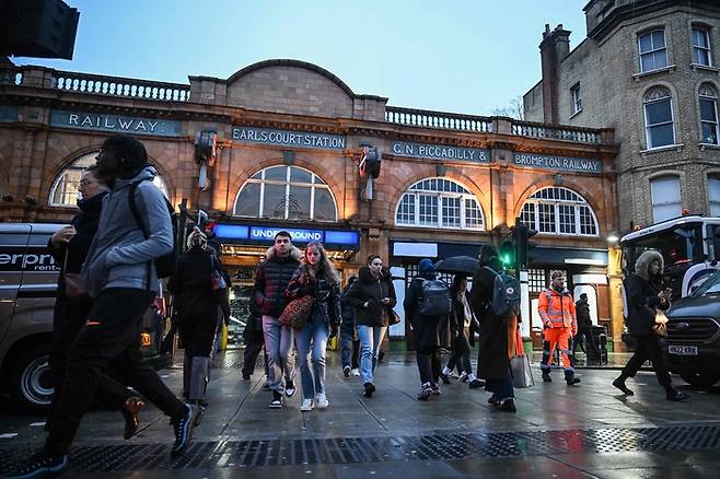지난 1월 15일 영국 런던 얼스코트역 인근을 시민들이 걸어가고 있다. [AFP=연합뉴스]