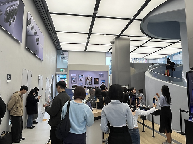 ‘삼성 강남’ 스튜디오에 시민들이 북적이고 있는 모습. [안서진 기자]