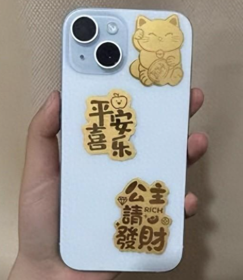 최근 중국에서 젊은 층 사이 인기를 끌고 있는 초경량 순금 휴대전화 스티커. [시나파이낸스]