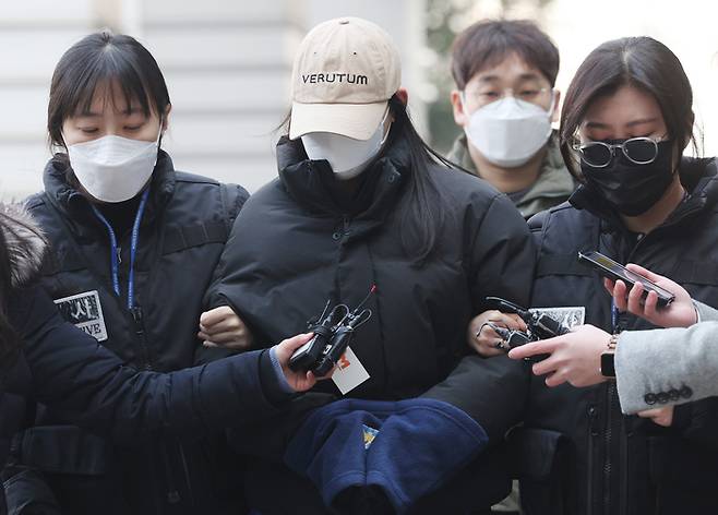 서울 강북구 수유동 모텔에서 남성 2명을 숨지게 한 혐의를 받는 20대 여성 A씨가 지난 12일 서울북부지법에서 영장실질심사를 받기 위해 출석하고 있다. [연합뉴스]